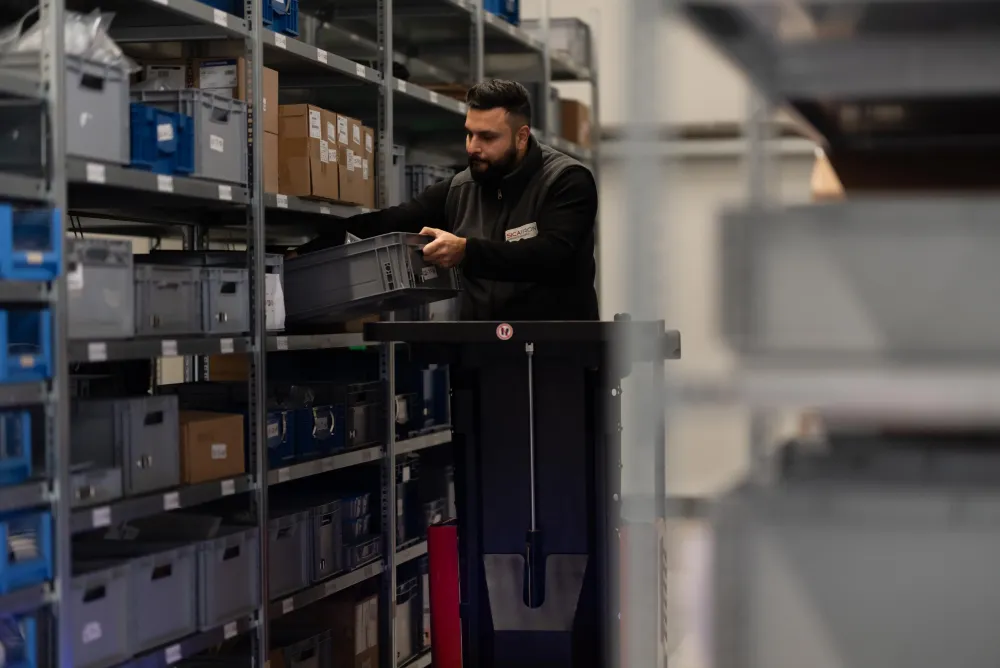 Mitarbeiter der Firma SICATRON im Lager