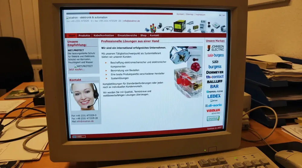 Die erste Webseite von SICATRON aus dem Jahr 2007 auf einem Röhrenmonitor im Büro