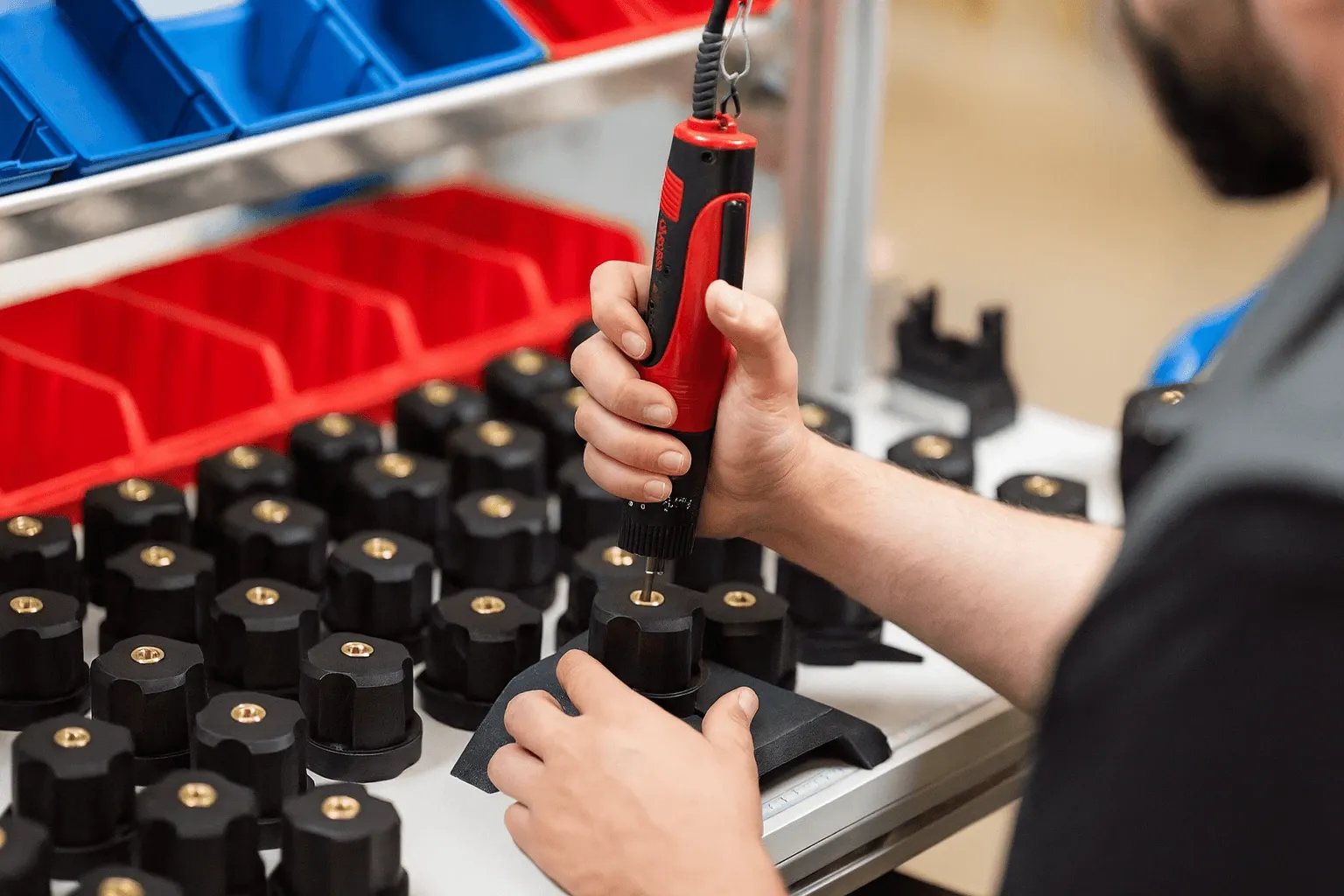 Mitarbeiter von SICATRON  bei der Baugruppenmontage