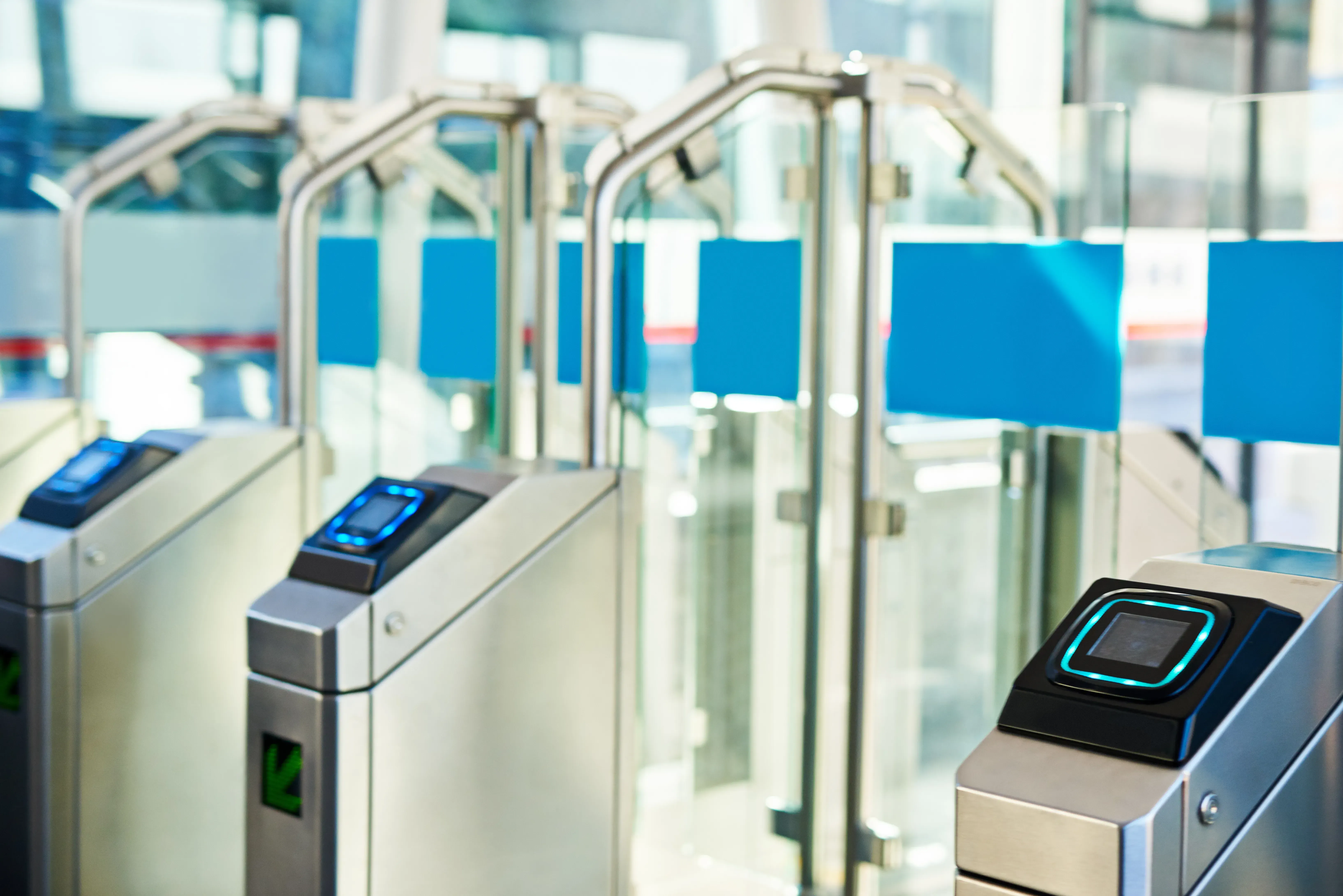 Automatisches Drehkreuz mit Zugangsterminal. Schalterkonfektion für elektronische Schließsysteme